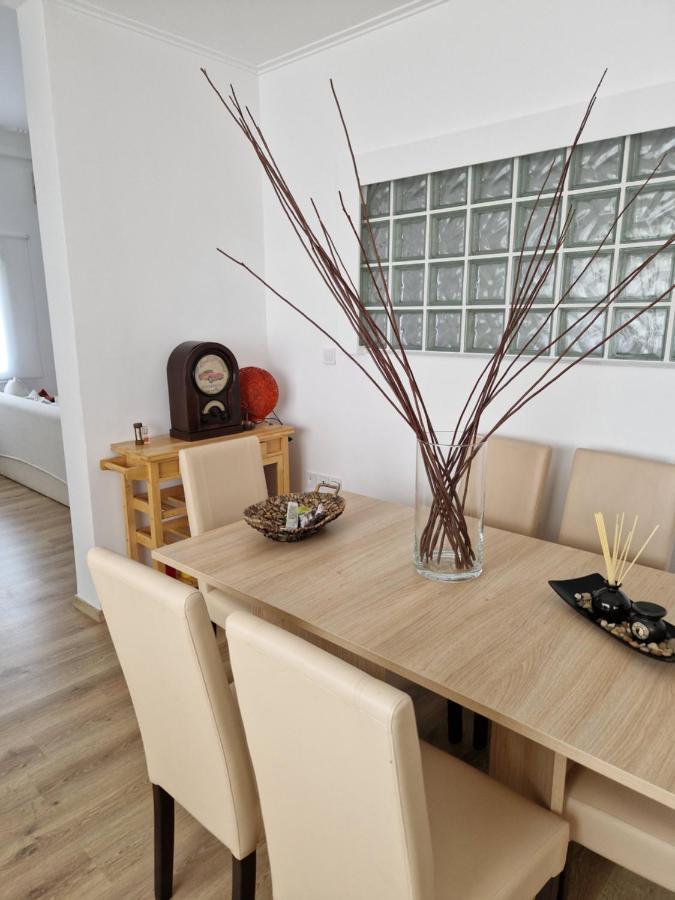 Anna's Apartment Politika